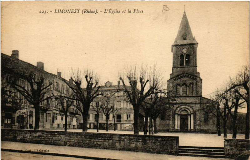 Carte postale ancienne Limonest L'Eglise et la Place à Limonest