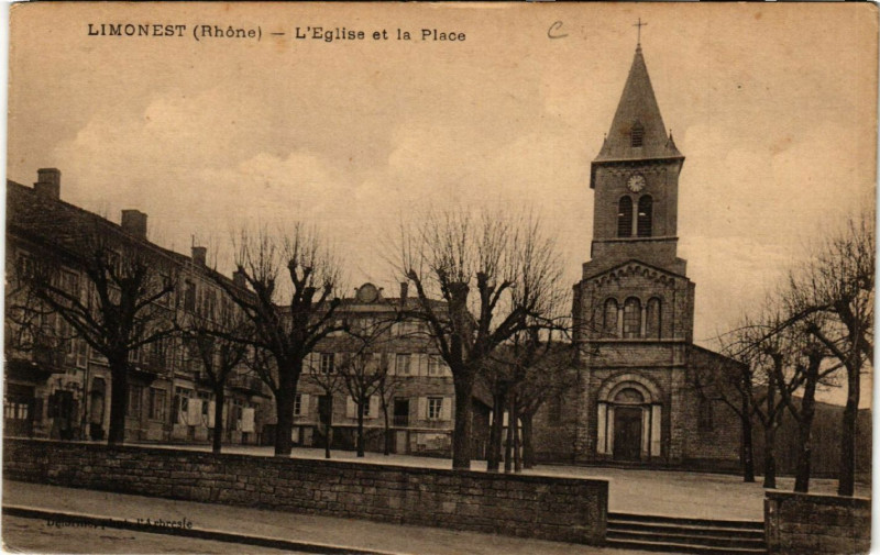 Carte postale ancienne Limonest L'Eglise et la Place à Limonest