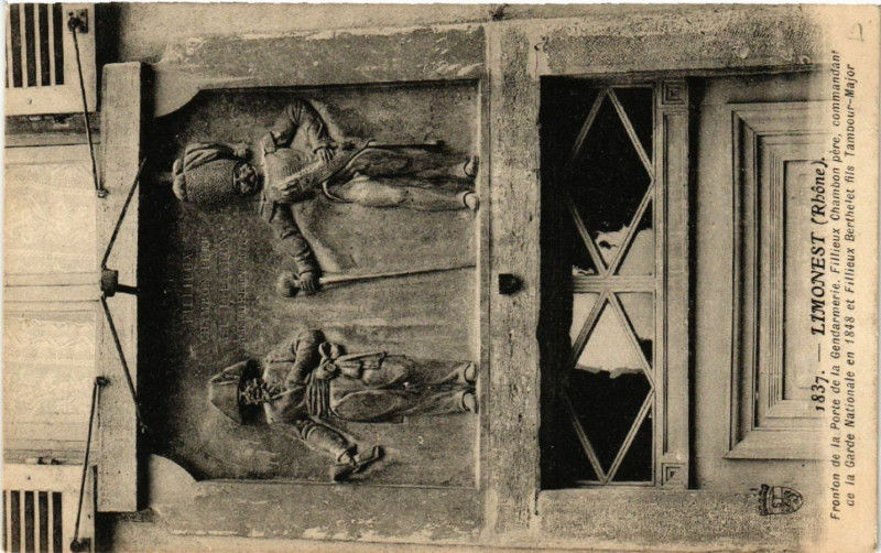 Carte postale ancienne Limonest Fronton de la Porte de la Gendarmerie à Limonest