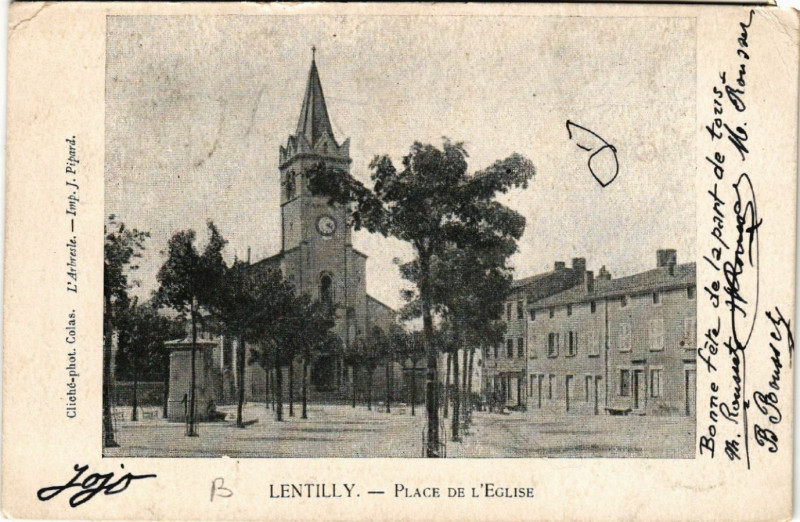 Carte postale ancienne Lentilly Place de l'Eglise à Lentilly