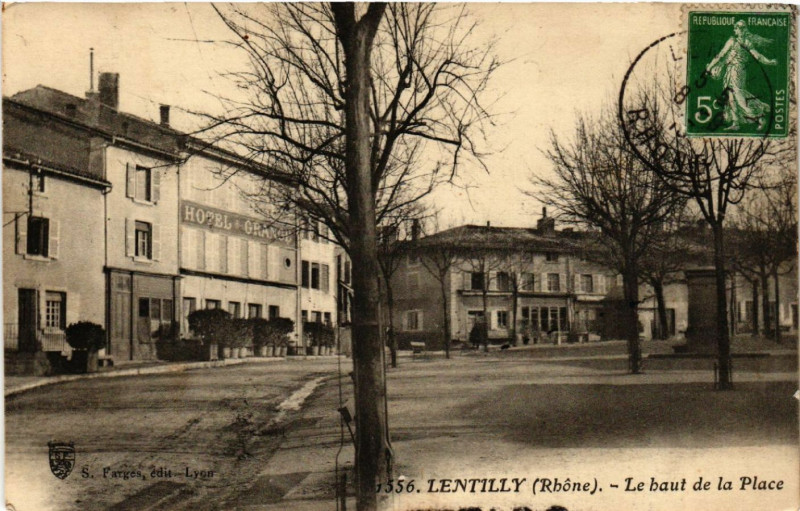 Carte postale ancienne Lentilly Le Haut de la Place à Lentilly
