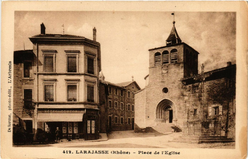 Carte postale ancienne Larajasse Place de l'Eglise à Larajasse