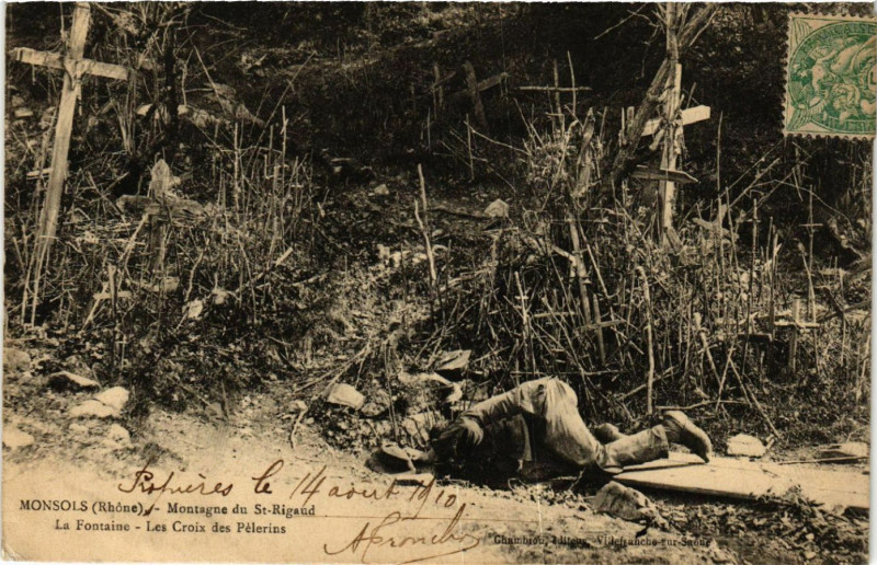 Carte postale ancienne Monsols Montagne du Saint-Rigaud La Fontaine Les Croix des Pelerins