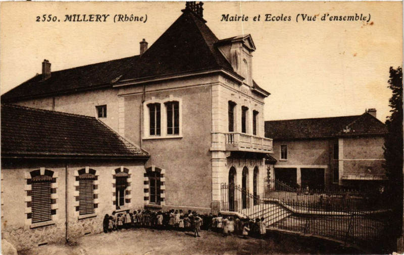 Carte postale ancienne Millery Mairie et Ecoles vue d'ensemble à Millery