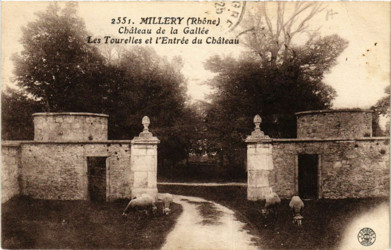 Carte postale ancienne Millery Chateau de la Gallée Les Tourelles et 'Entrée du Chateau à Millery