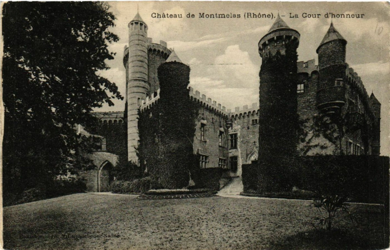 Carte postale ancienne Chateau de Montmelas La Cour d'Honneur
