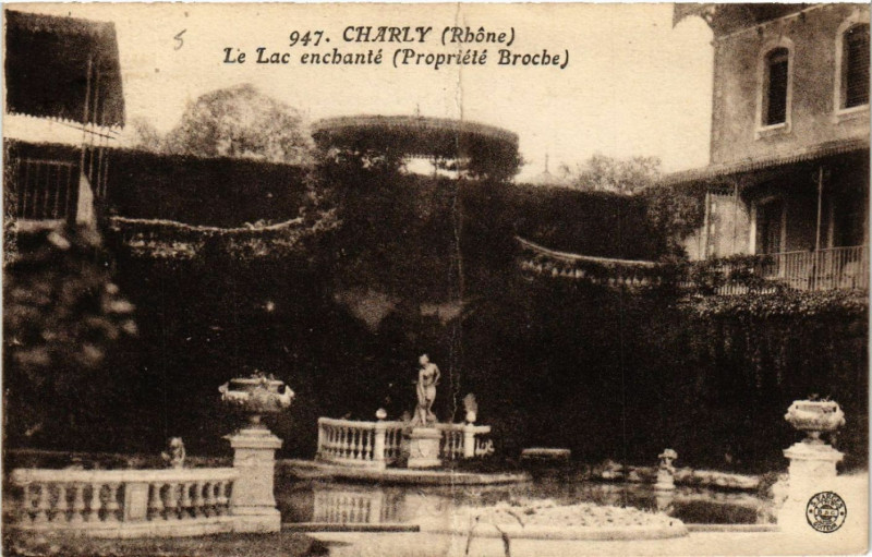 Carte postale ancienne Charly Le Lac enchante propr. Broche à Charly