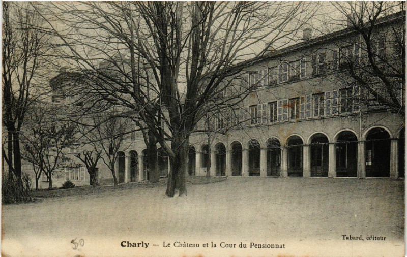 Carte postale ancienne Charly Le Chateau et la Cour du Pensionnat à Charly