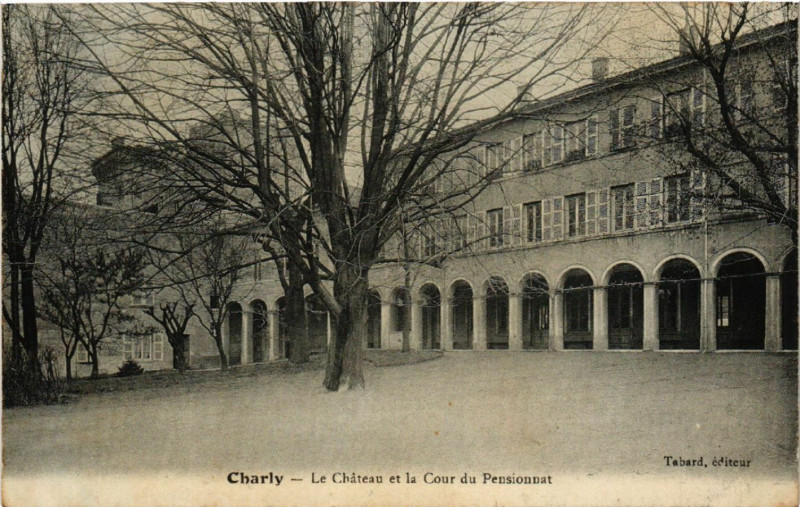 Carte postale ancienne Charly Le Chateau et la Cour du Pensionnat à Charly