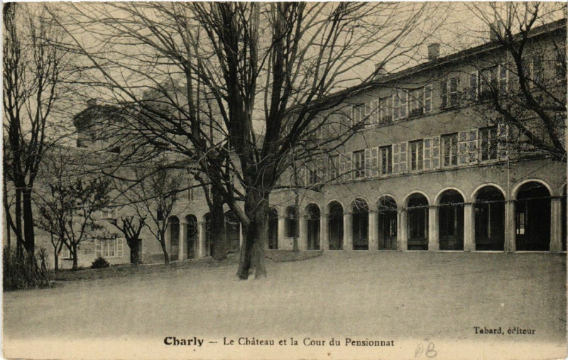 Carte postale ancienne Charly Le Chateau et la Cour du Pensionnat à Charly