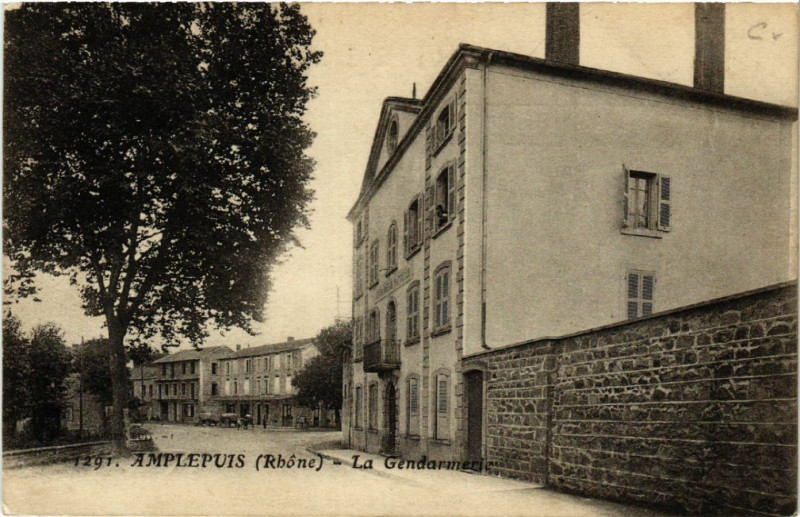 Carte postale ancienne Amplepuis Lea Gendarmerie à Amplepuis