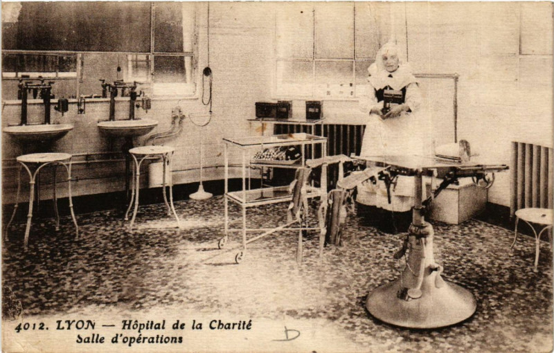 Carte postale ancienne Lyon - Hopital de la charite - Salle d'operations à Lyon