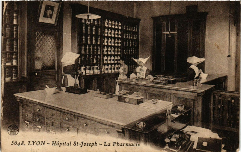 Carte postale ancienne Lyon - Hopital St-Joseph - La Pharmacie à Lyon