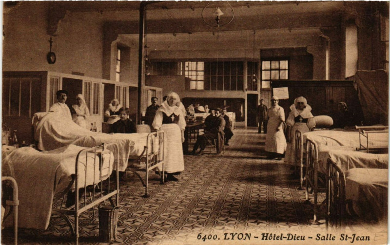 Carte postale ancienne Lyon - Hotel Dieu - Salle St-Jean à Lyon