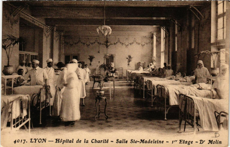 Carte postale ancienne Lyon - Hopital de la Charite - Salle Ste-Madeleine à Lyon