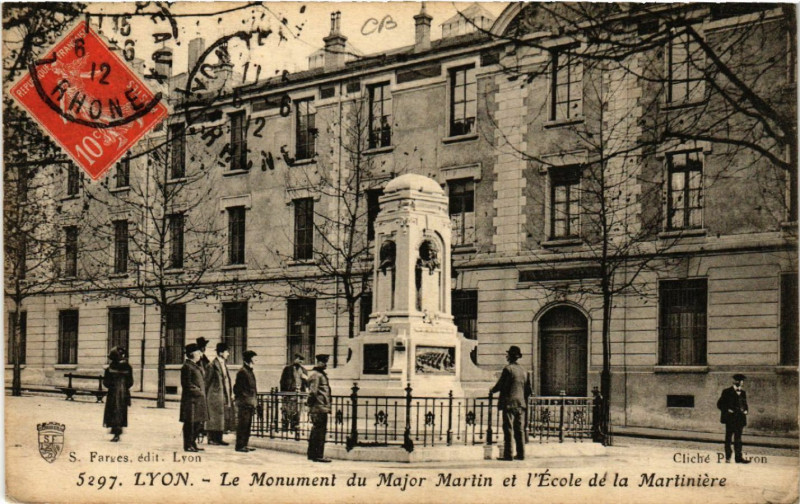 Carte postale ancienne Lyon - Le monument du Major Martin et l1Ecole de la Martiniere à Lyon