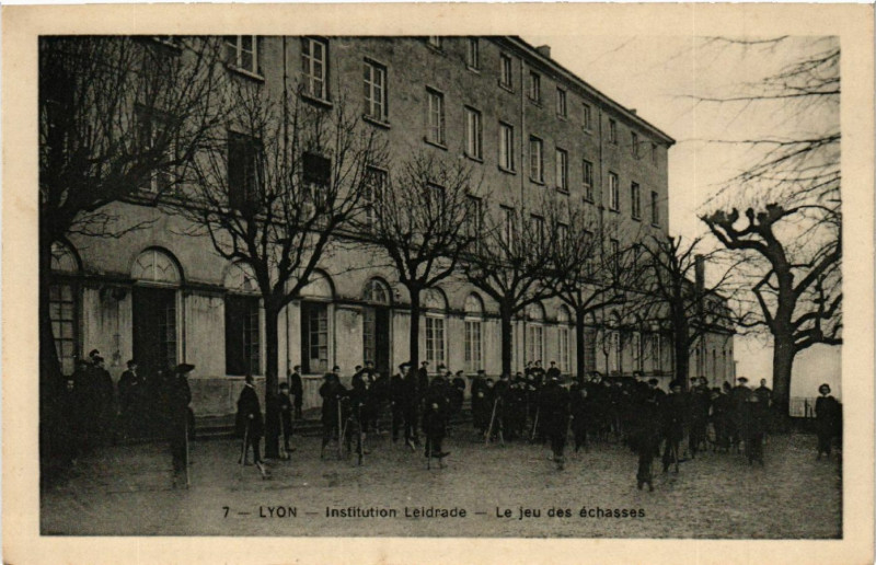 Carte postale ancienne Lyon - Inst. Leidrade - Le jeu des echasses à Lyon