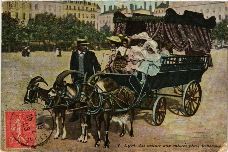 Carte postale ancienne Lyon - La Voiture aux Chevres place Bellecour à Lyon
