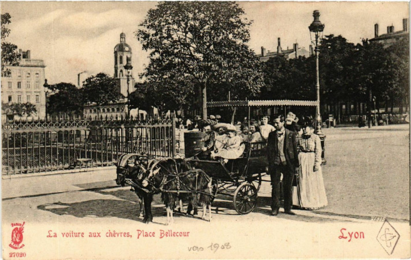 Carte postale ancienne Lyon - La Voiture aux chevres - Place Bellecour à Lyon