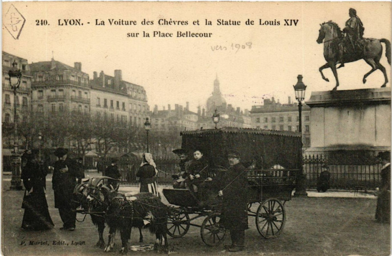 Carte postale ancienne Lyon La Voiture des Chevres et la Statue de Louis Xiv sur la Plac à Lyon