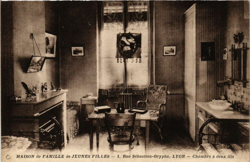 Carte postale ancienne Maison de Famille de Jeunes Filles - Rue Sebastien Gryphe - Lyon à Lyon