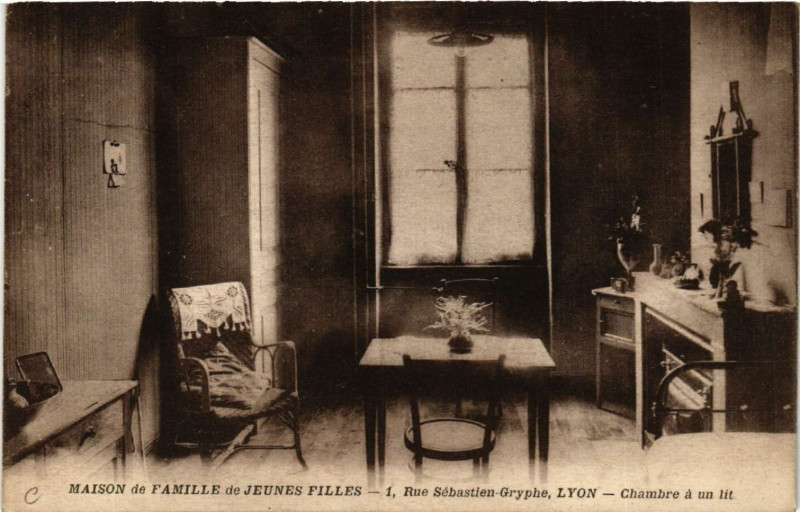 Carte postale ancienne Maison de Famille de Jeunes Filles - Rue Sebastien Gryphe - Lyon à Lyon