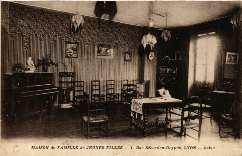 Carte postale ancienne Maison de Famille de Jeunes Filles - Rue Sebastien Gryphe - Lyon à Lyon