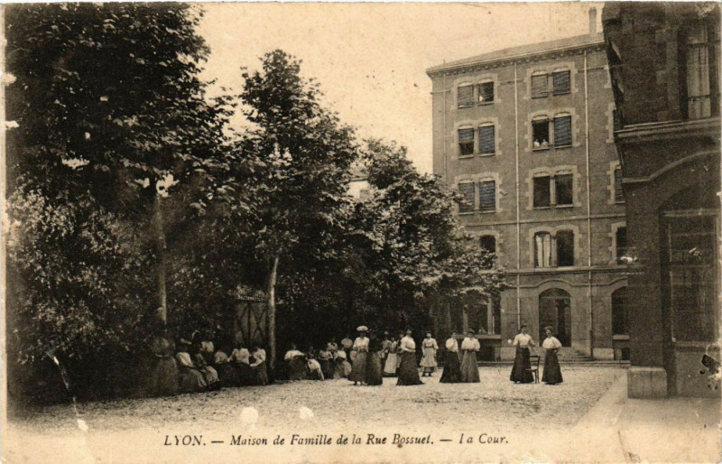 Carte postale ancienne Lyon - Maison de Famille de la Rue Bossuet à Lyon