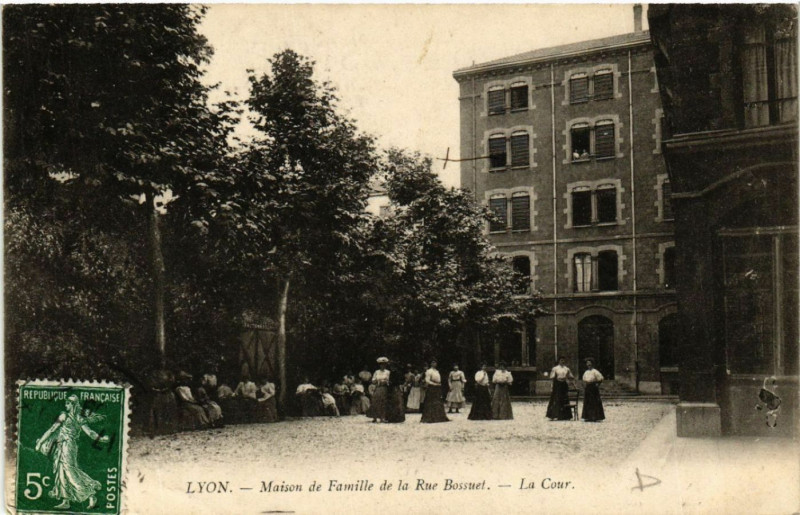 Carte postale ancienne Lyon - Maison de Famille de la Rue Bossuet à Lyon