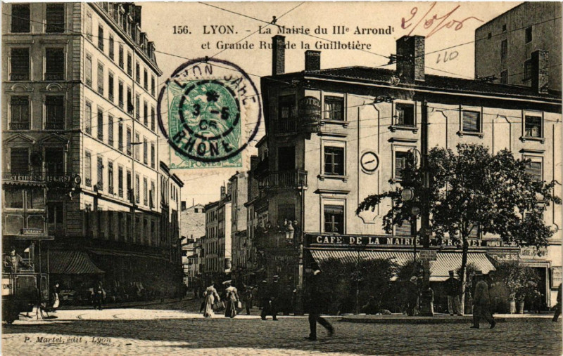 Carte postale ancienne Lyon - La Mairie de Iii Arrond et Grande Rue de la Guillotiere à Lyon