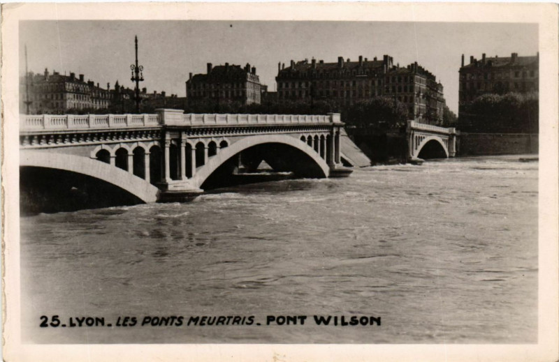 Carte postale ancienne Lyon - Les Ponts Meurtris - Pont wilson à Lyon