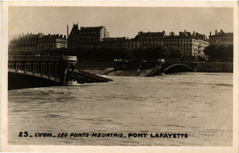 Carte postale ancienne Lyon - Les Ponts Meurtris - Pont Lafayette à Lyon