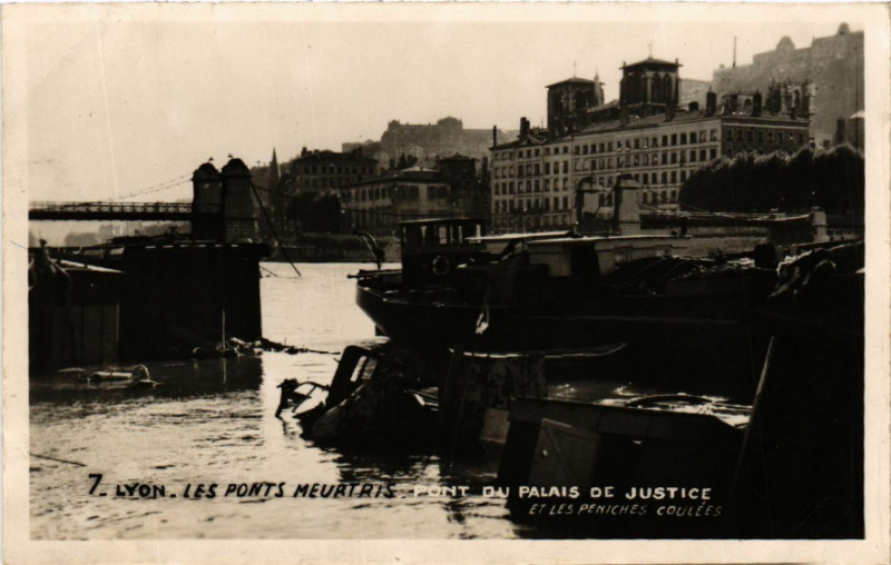 Carte postale ancienne Lyon - Les Ponts Meurtris - Pont du Palais de Justice à Lyon