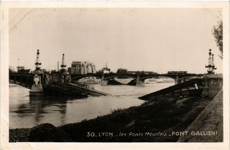 Carte postale ancienne Lyon - Les Ponts Meurtris - Pont Gallieni à Lyon