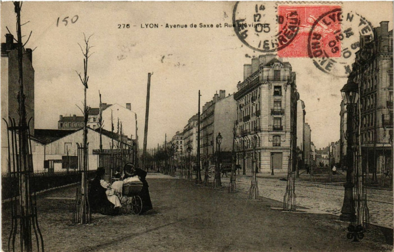 Carte postale ancienne Lyon - Avenue de Saxe et Rue d'Avignon à Lyon