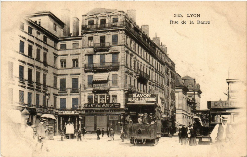 Carte postale ancienne Lyon - Rue de la Barre à Lyon