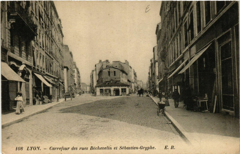 Carte postale ancienne Lyon - Carrefour des rues Bechevelin et Sebastien Gryphe à Lyon