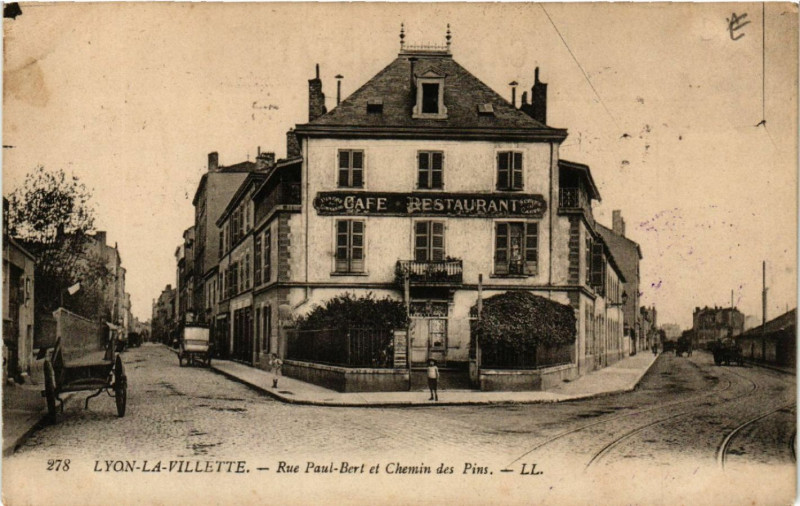 Carte postale ancienne Lyon La Villette - Rue Paul Bert et Chemin des Pins à Lyon