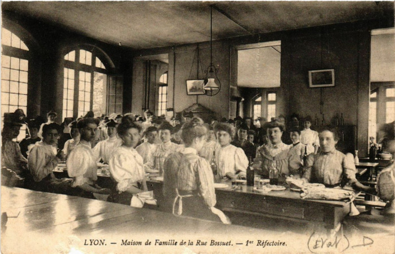 Carte postale ancienne Lyon - Maison de Famille de la Rue Bossuet à Lyon