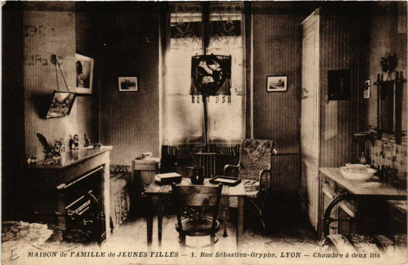 Carte postale ancienne Maison de Famille de Jeunes Filles - Rue Sebastien-Gryphe - Lyon à Lyon