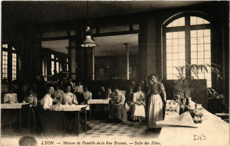Carte postale ancienne Lyon - Maison de Famille de la Rue Bossuet - Salle des Fetes à Lyon