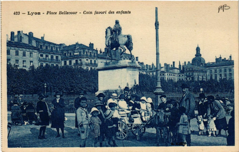 Carte postale ancienne Lyon - Place Bellecour à Lyon