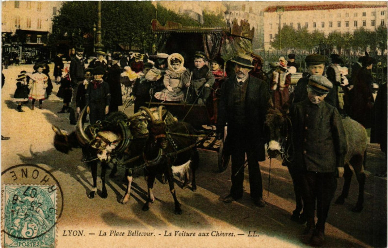 Carte postale ancienne Lyon - La Voiture aux Chevres à Lyon