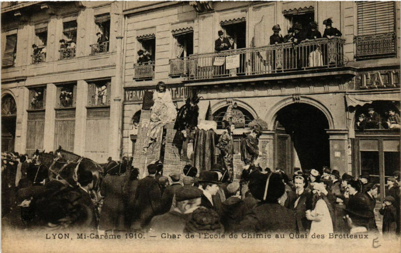 Carte postale ancienne Lyon Mi Careme 1910 Char de l'Ecole de Chimie au Quai des Brott à Lyon