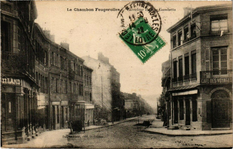Carte postale ancienne Le Chambon Feugerolles - Carrefour et Rue de Gambetta au Chambon-Feugerolles