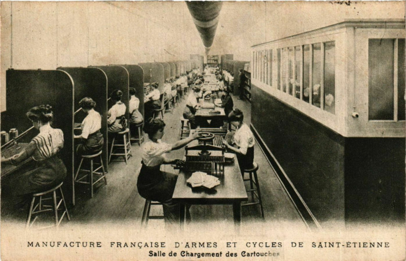 Carte postale ancienne Saint Etienne- Salle de Chargement des Cartouches France à Saint-Étienne