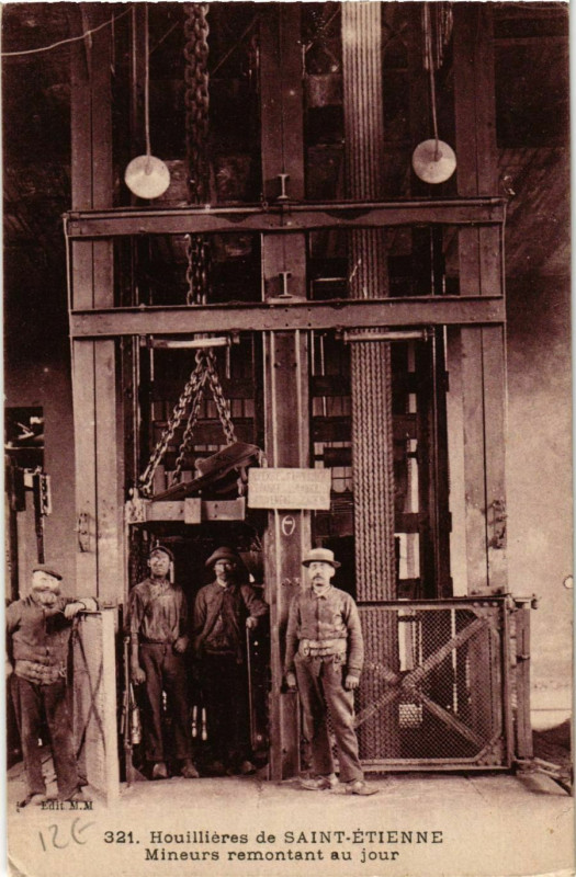 Carte postale ancienne Saint Etienne- Mineurs remontant au jour France à Saint-Étienne