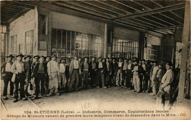 Carte postale ancienne Saint Etienne- Groupe de Mineurs France à Saint-Étienne