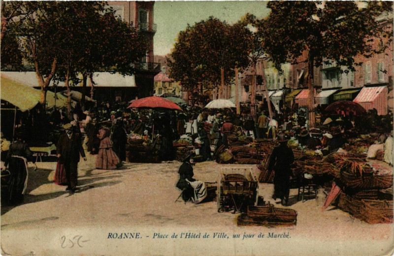 Carte postale ancienne Roanne - Place de l'Hotel de Ville - Un Jour de Marche France à Roanne
