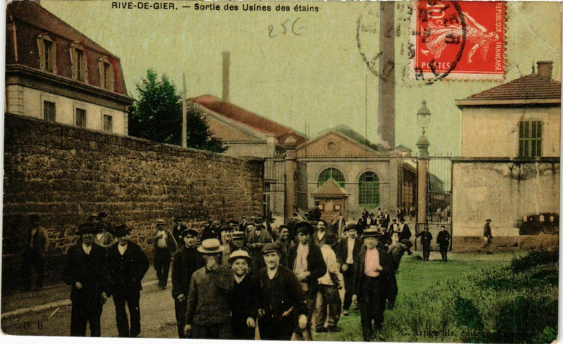 Carte postale ancienne Rive-de-Gier - Sortie des Usines des etains France à Rive-de-Gier